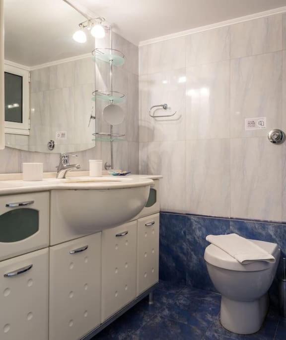 A Unique Apartment In The Historical Center-3Bds Athen Eksteriør bilde