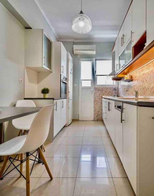 A Unique Apartment In The Historical Center-3Bds Athen Eksteriør bilde