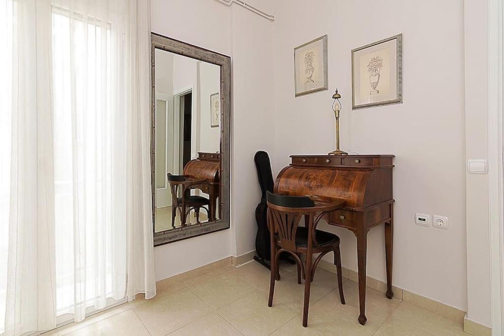 A Unique Apartment In The Historical Center-3Bds Athen Eksteriør bilde