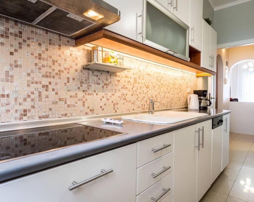 A Unique Apartment In The Historical Center-3Bds Athen Eksteriør bilde