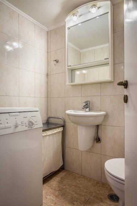 A Unique Apartment In The Historical Center-3Bds Athen Eksteriør bilde